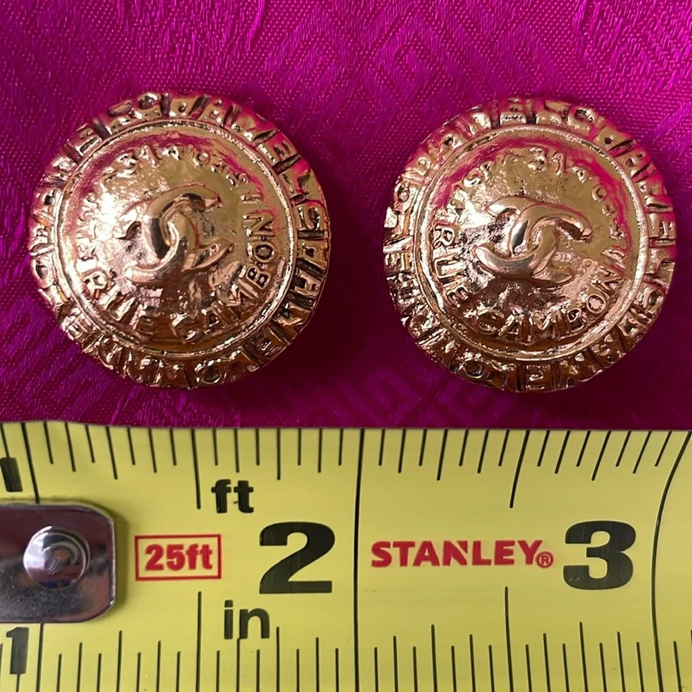 Large Chanel vintage gold clip on earrings